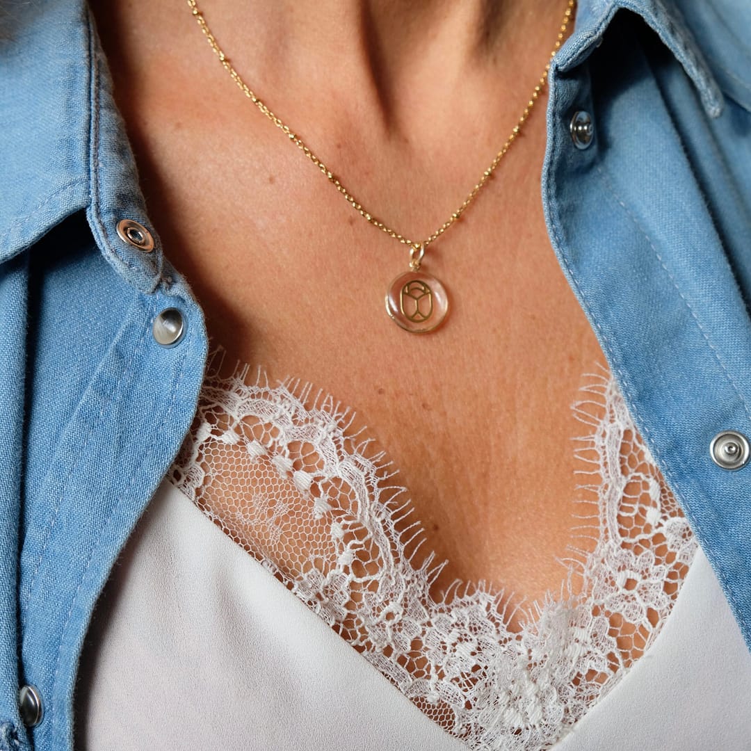Médaille "S" Scarabé - Transparente – Image 2
