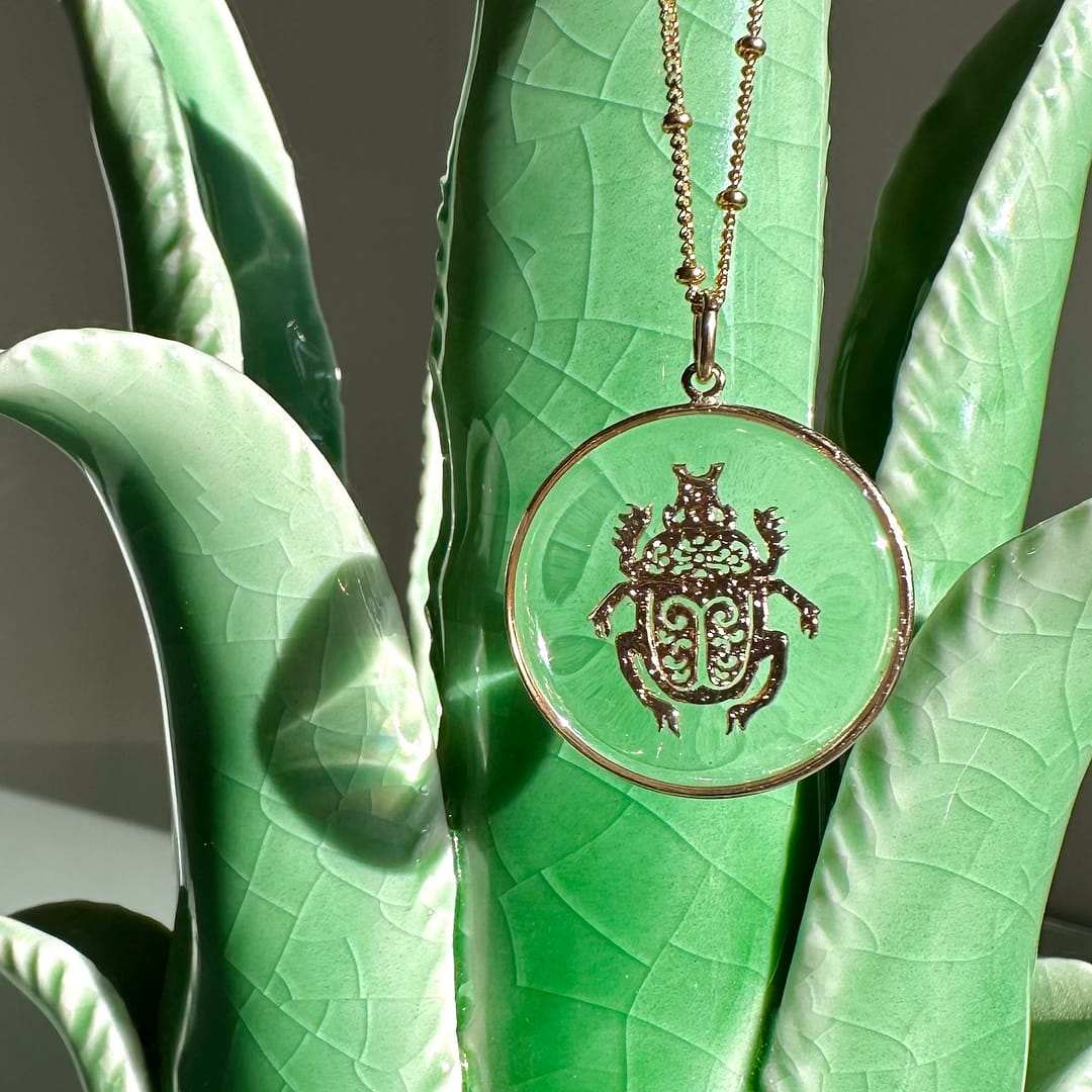 Médaille "L" Scarabée ciselé - Transparente – Image 4