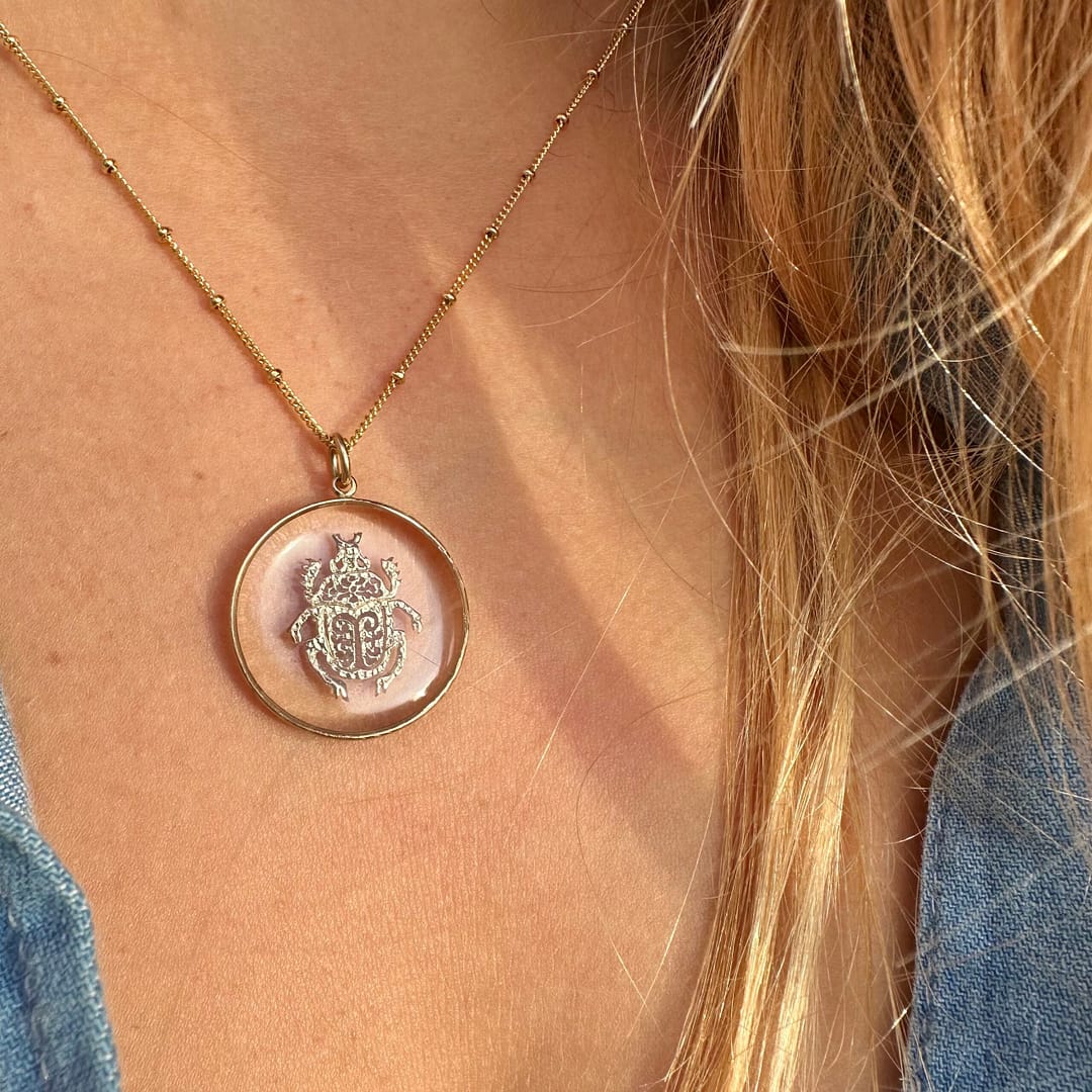 Médaille "L" Scarabée ciselé - Transparente