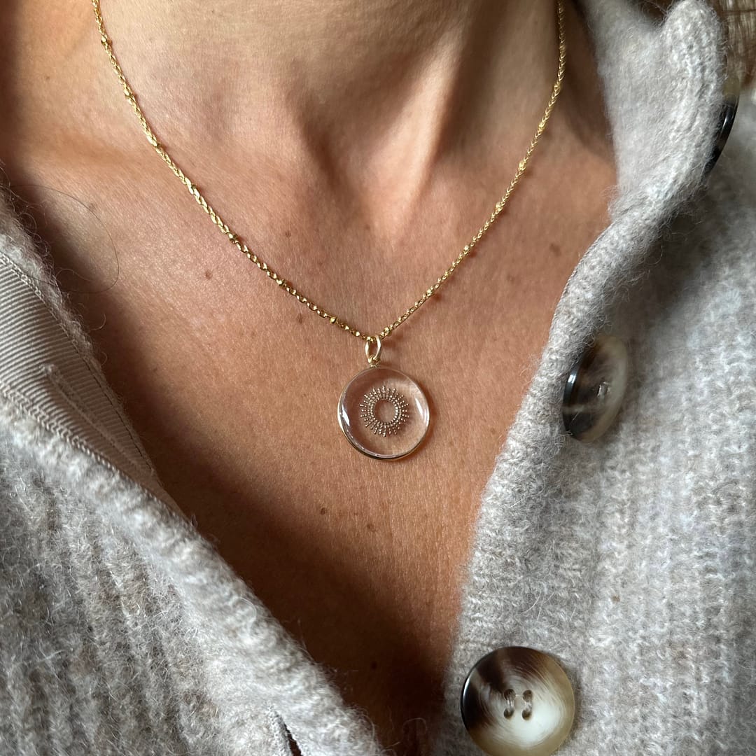 Médaille "M" Soleil Perlé - Transparente