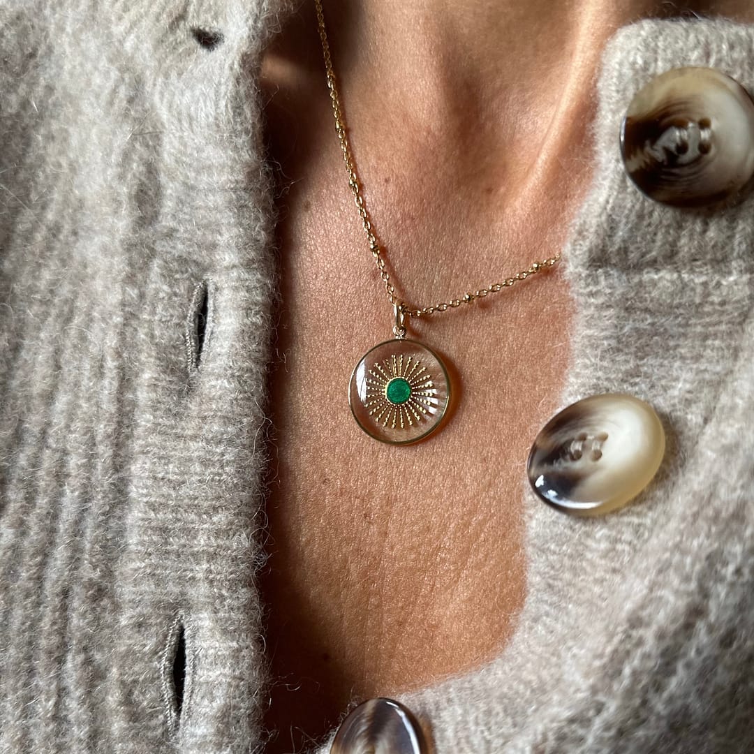 Médaille "M" Soleil Coloré - Transparente et Verte