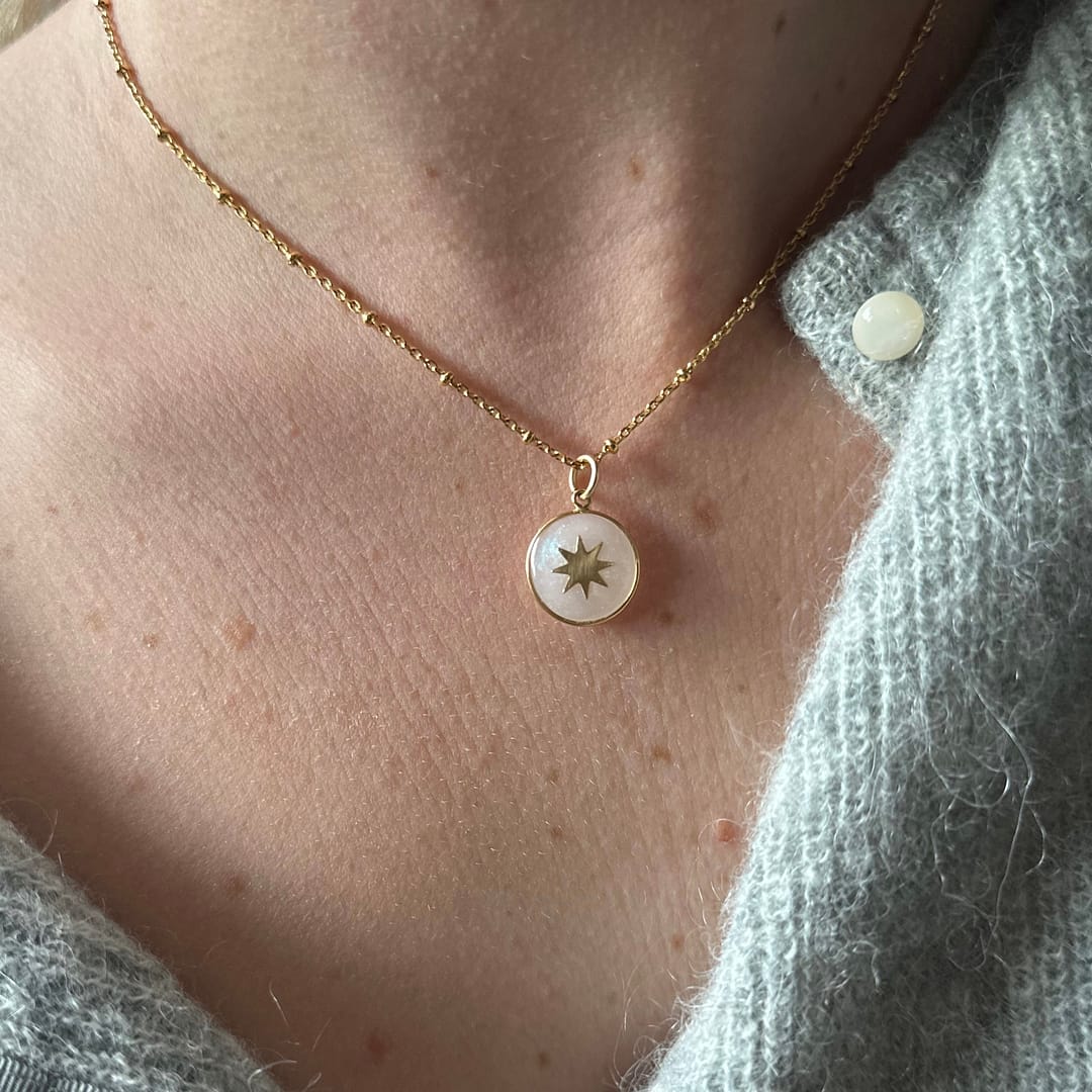 Médaille "S" soleil - Nacrée – Image 6