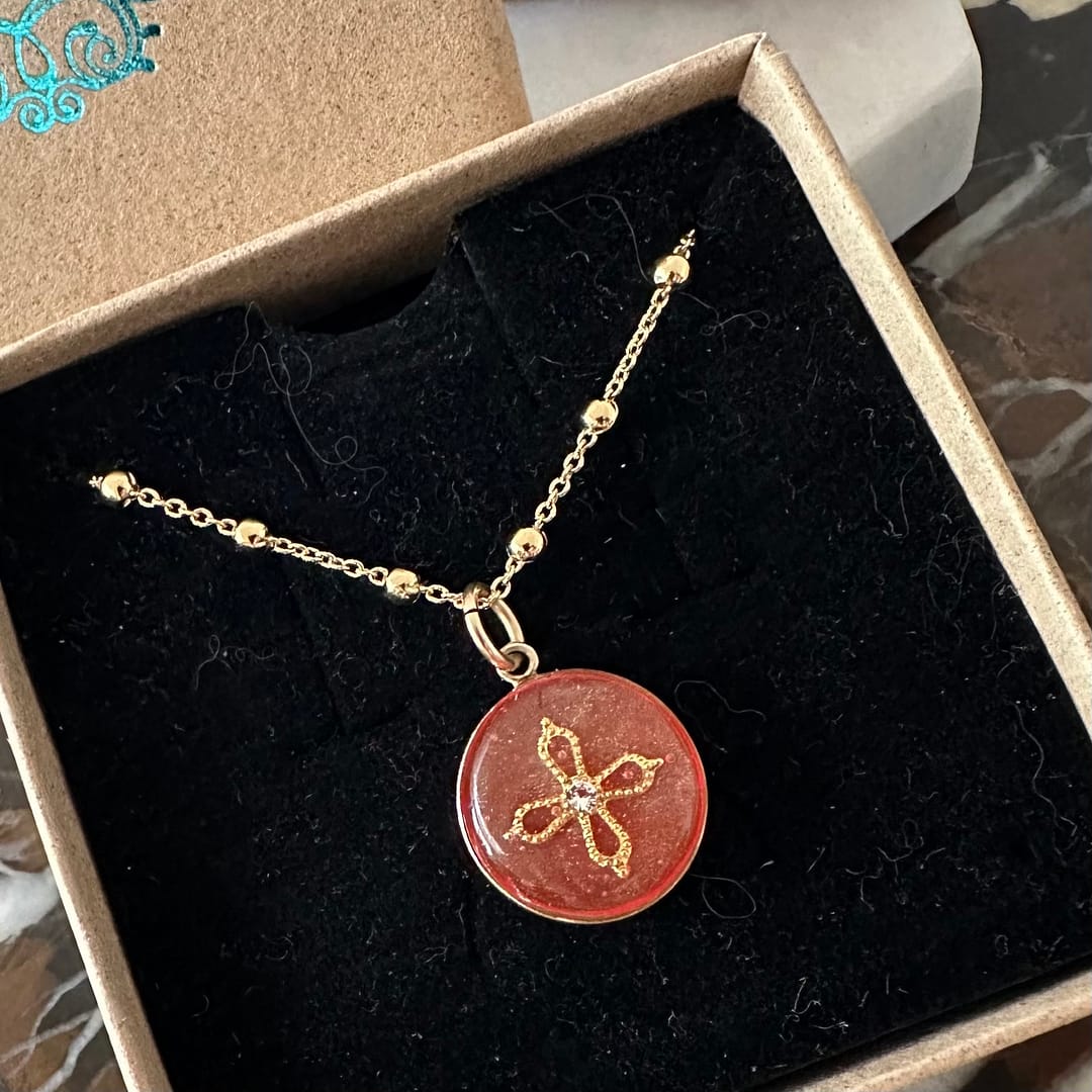 Médaille "S" Croix Romane sertie d'un Diamant - Orange – Image 4