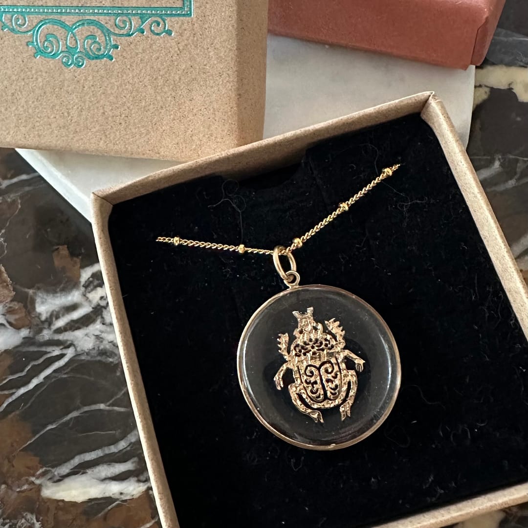 Médaille "L" Scarabée ciselé - Transparente – Image 5