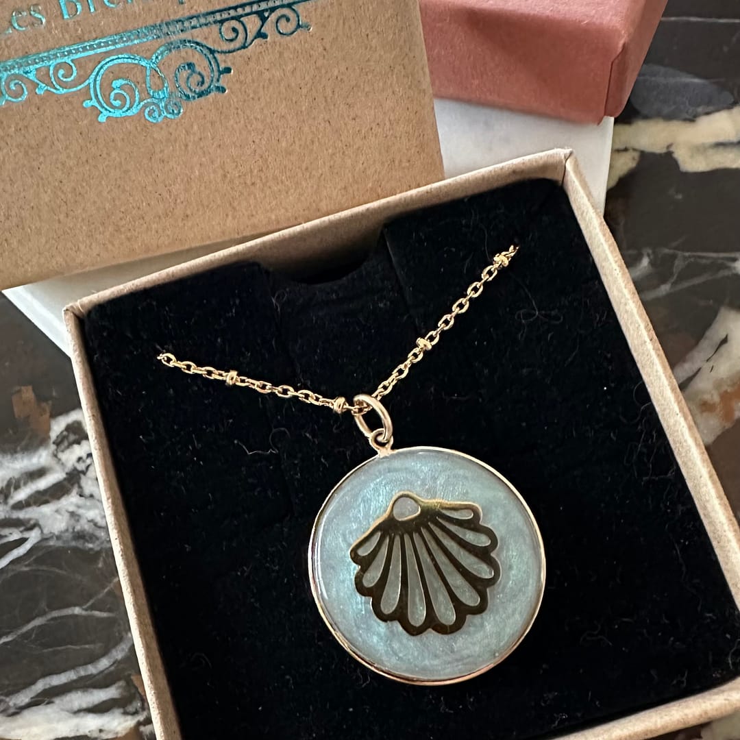 Médaille "L" Coquillage - Nacrée – Image 3