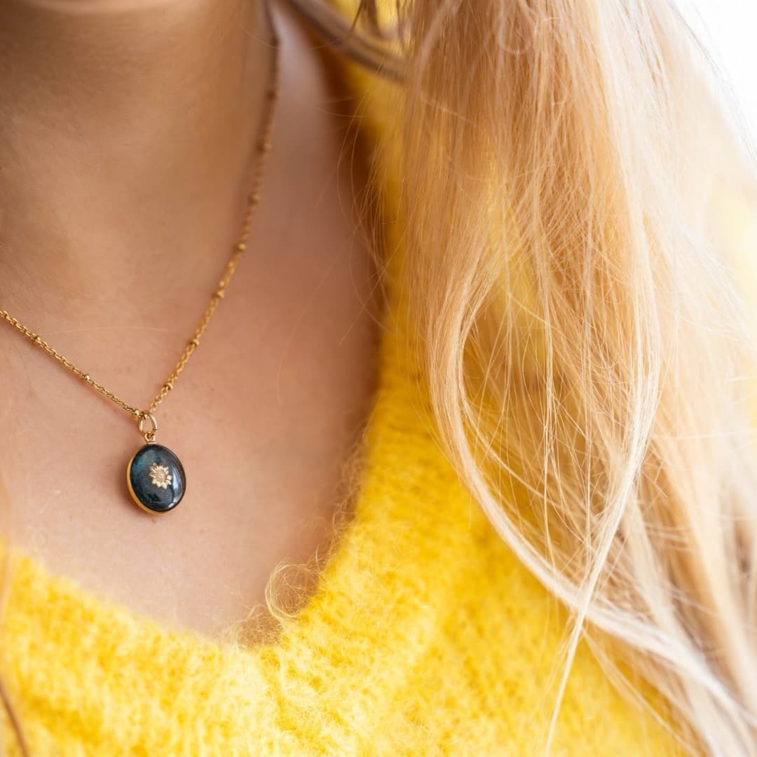 Médaille « S » fleur tournesol perle noir irisé – Image 2