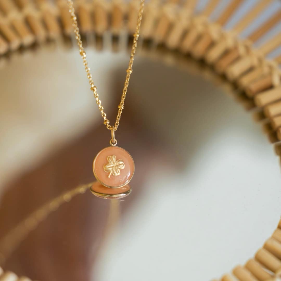 Médaille « S » trèfle abricot