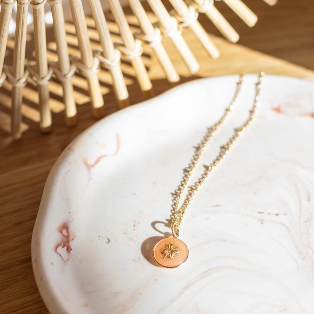 Médaille « S » trèfle abricot – Image 2