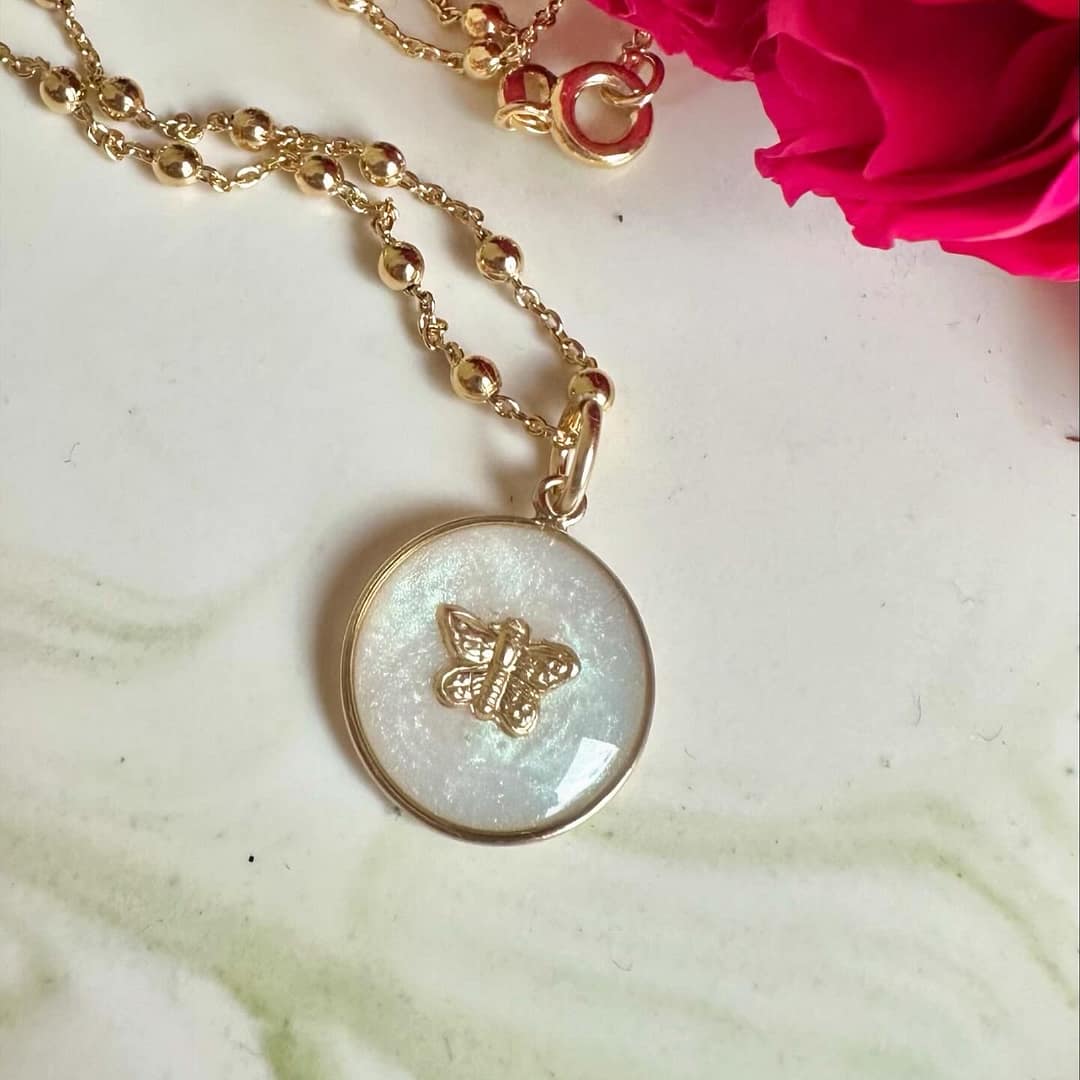 Médaille « S » papillon nacré