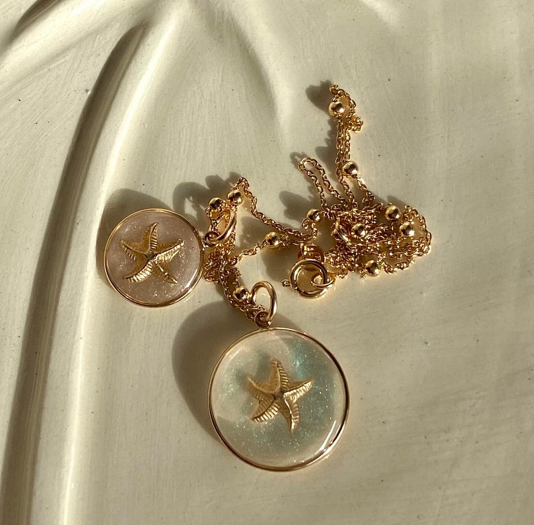 Médaille "S" Étoile de Mer - Nacrée doré – Image 2