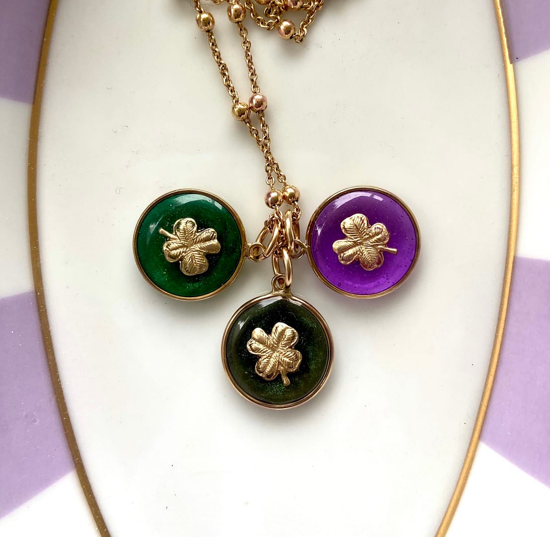 Médaille "S" Trèfle - Verte – Image 2