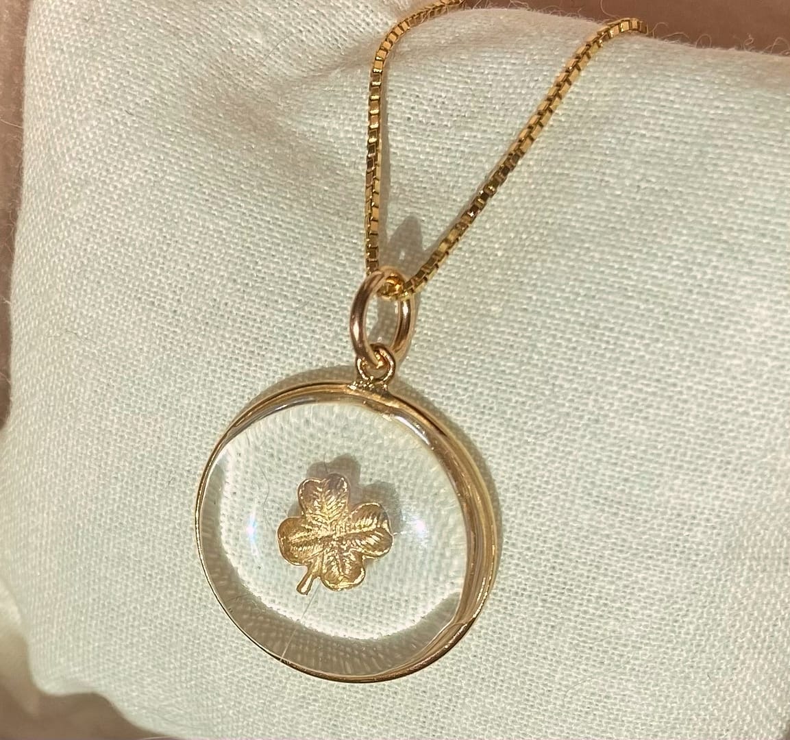 Médaille "S" Trèfle - Transparente – Image 4