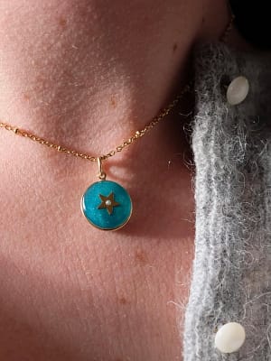 Médaille ovale perle