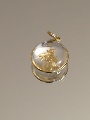 médaille en résine transparente abeille
