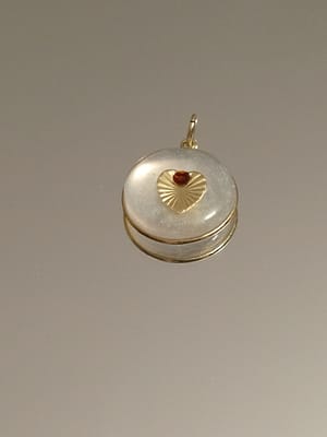 médaille résine transparente coeur et grenat véritable