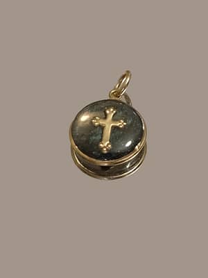 médaille résine grise et croix
