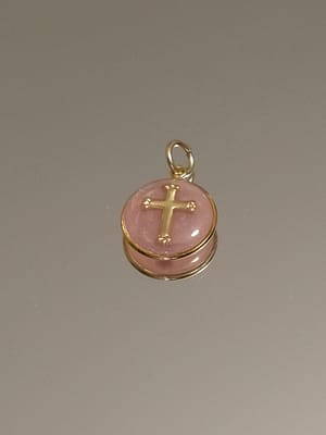 médaille croix résine rose