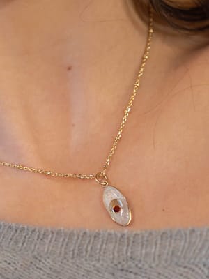 Médaille ovale grenat