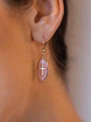 Boucle d’oreille croix baroque rose