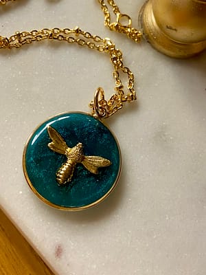 Médaille "M" Libellule - Bleue