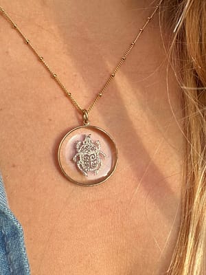 Médaille "L" Scarabée ciselé - Transparente