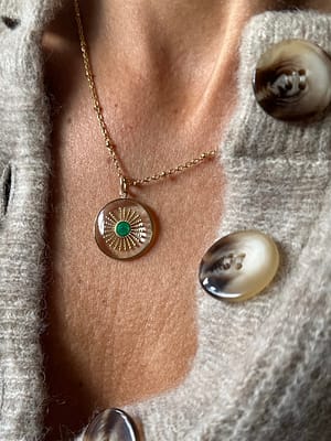 Médaille "M" Soleil Coloré - Transparente et Verte