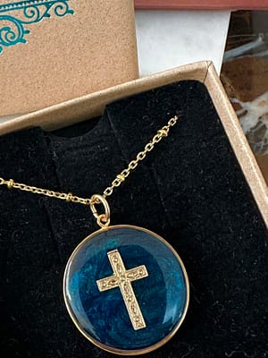 Médaille "L" Croix ciselée - Bleue