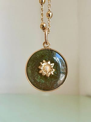 Médaille « S » fleur tournesol perle noir irisé