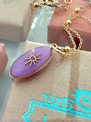 Médaille ovale lilas cœur ensoleillé