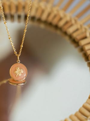 Médaille « S » trèfle abricot