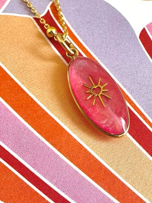 Médaille ovale rose cœur ensoleillé