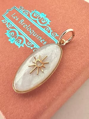 Médaille ovale nacre cœur ensoleillé