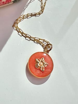 Médaille « S » fleur et micro perle corail