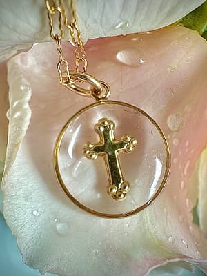 Médaille « S » croix baroque transparente