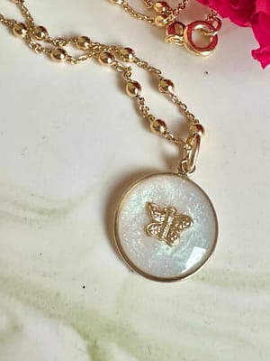 Médaille « S » papillon nacré