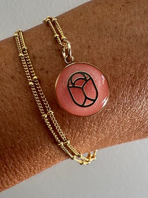 Médaille « S » scarabée corail fluo