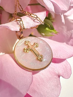 Médaille « S » croix baroque nacrée