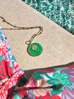 Médaille « M » palmier vert pistache