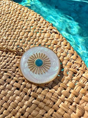 Médaille « L » soleil nacré dôme bleu