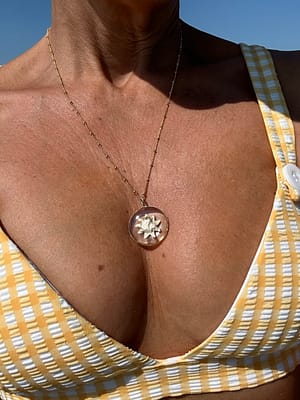 Médaille « L » soleil martelé