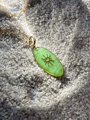 Médaille ovale cœur ensoleillé vert nacré