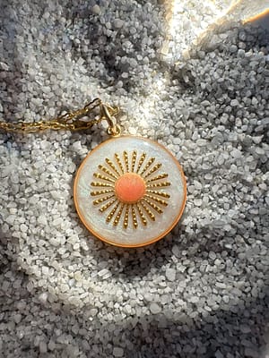 Médaille « M » soleil nacré dôme corail