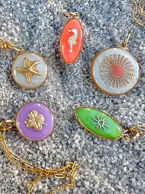 Médaille ovale hippocampe corail