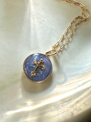 Médaille « S » croix baroque - mauve cendré