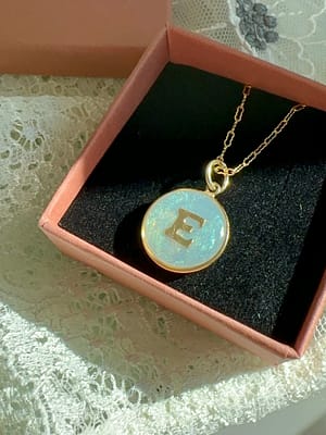 Médaille « S » lettre E majuscule fond nacré