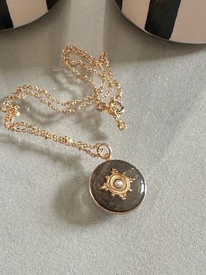 Médaille « M » ethnique perle fine