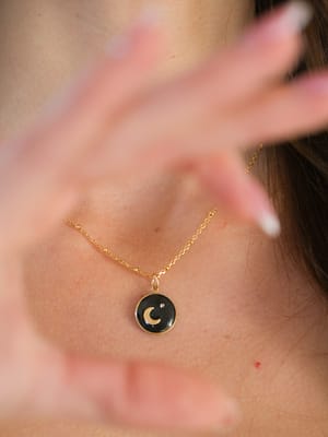 Médaille « S » noire lune et diamant