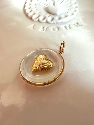 Médaille « M » cœur gravé