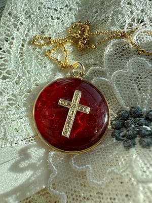 Médaille « L » croix ciselée rouge