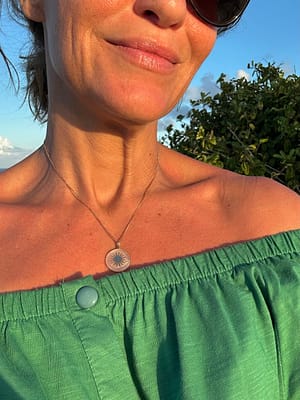 Médaille « M » soleil nacré